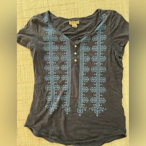 Short sleeved tshirt with embroidered design on front